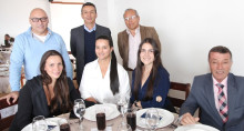 Valentina Londoño, Francy Delgado, Valeria Hernández y Juan Manuel Morales. De pie: Carlos Alape Valencia, Julio César Orozco y Julio César Agudelo.