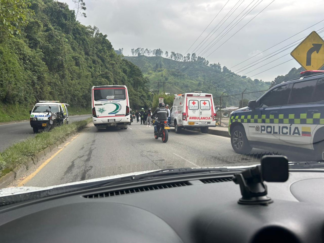 La vía Panamericana en Manizales, en el sentido La Enea - Terminal, ha tenido tráfico lento tras el accidente de moto que hubo en el sector de Cementos Argos.