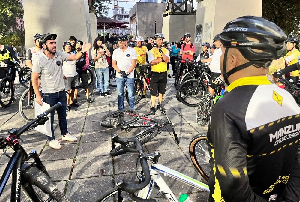 Previo a la movilización, los ciclistas se reunieron en el parque Antonio Nariño, donde está ubicada la Torre de Herveo, en el sector de El Cable.