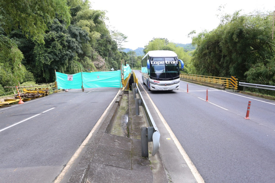 El puente El Rosario, en la vía Manizales-Chinchiná, lleva 14 meses con cierre parcial. Está a cargo de Autopistas del Café.